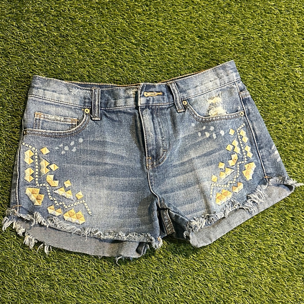 Free People "Tulum" embroidered distressed denim jean shorts size 24
